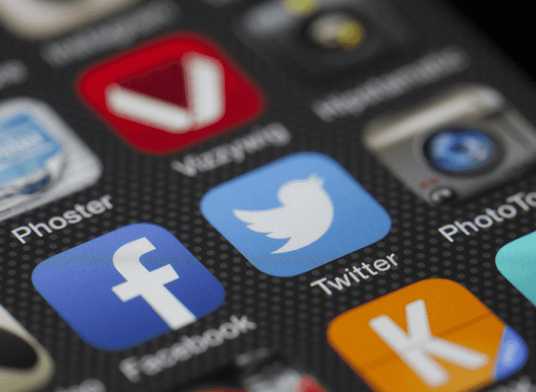 Imagem Flagrada: disse que só ia olhar o celular rapidinho e ficou rolando o feed o dia inteiro!